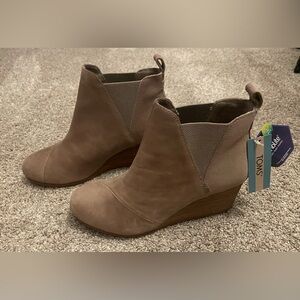 TOMS - NWT - Kelsey Ankle Boot. Taupe Grey. Size 9